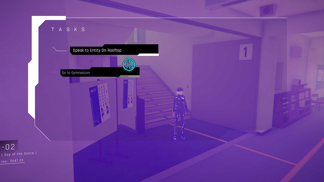 Screenshot du jeu, on voit Qui-Observe, un clone d'Iris haut-gradé que l'on contrôle, dans un souvenir de sa génitrice se passant entre les murs de son ancienne école. On voit aussi quelques bouts d'interface, comme une courte liste de tâches à accomplir et un indicateur de la temporalité courante.