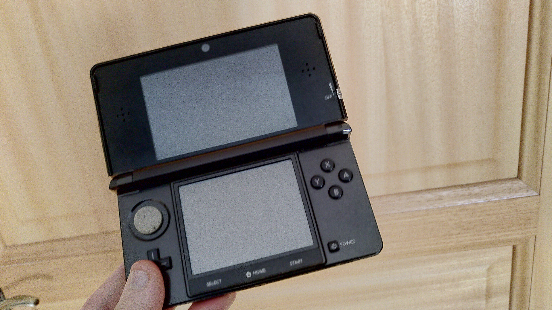 Ma 3DS pleine de traces de doigts.