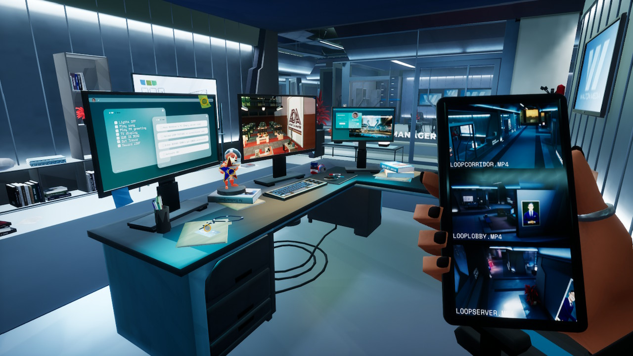 Screen du jeu, en 3D low-poly en vue à la première personne. On est dans un bureau tout gris, face à plusieurs écrans. On voit également notre téléphone à l'écran sur lequel sont affichées des vidéos prises par des caméras de surveillance.