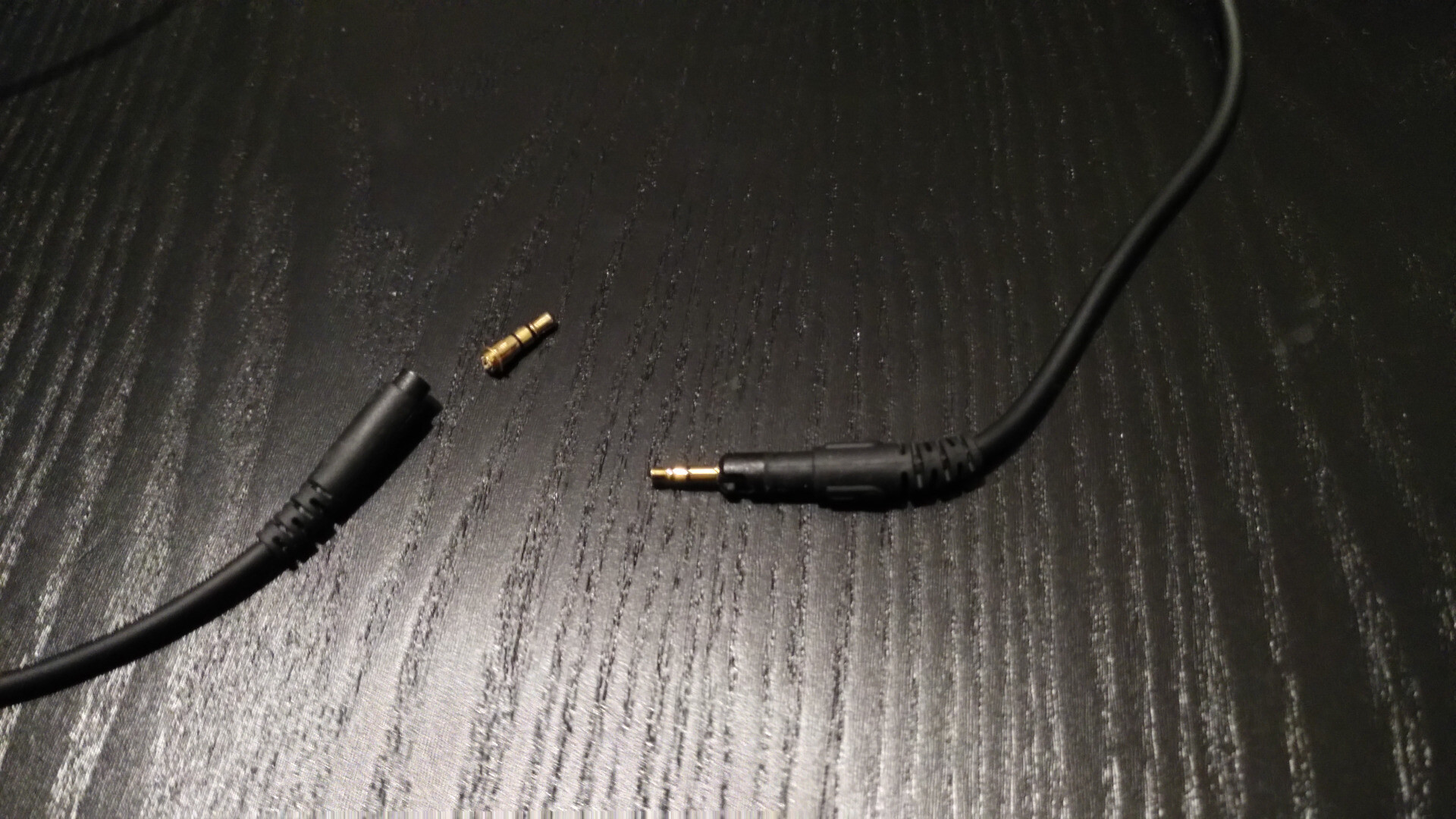 J'ai pété le câble Jack de mon casque quel triple con.