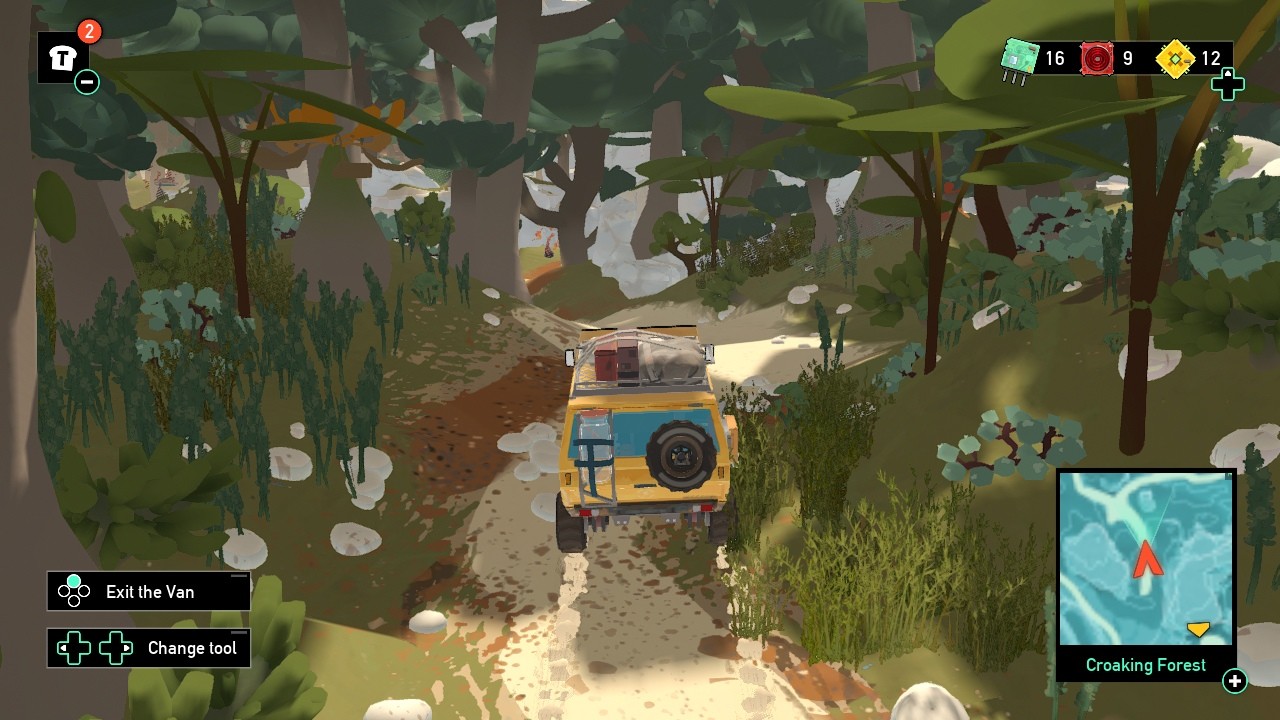 Screenshot d'une phase de jeu en van. On traverse une forêt au travers d'un chemin terreux et sablonneux. On voit des icônes d'interface représentant la quantité de ressources dont on dispose, une carte, et les commandes du van.