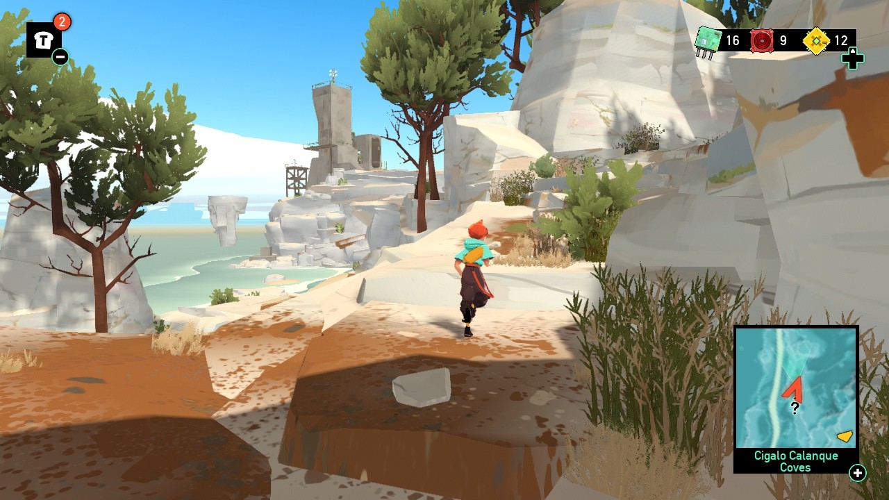 Screenshot d'une phase à pieds cette fois-ci. L'héroïne parcourt un chemin de montagne décoré d'arbres et buissons. On voit la mer et une structure au loin.