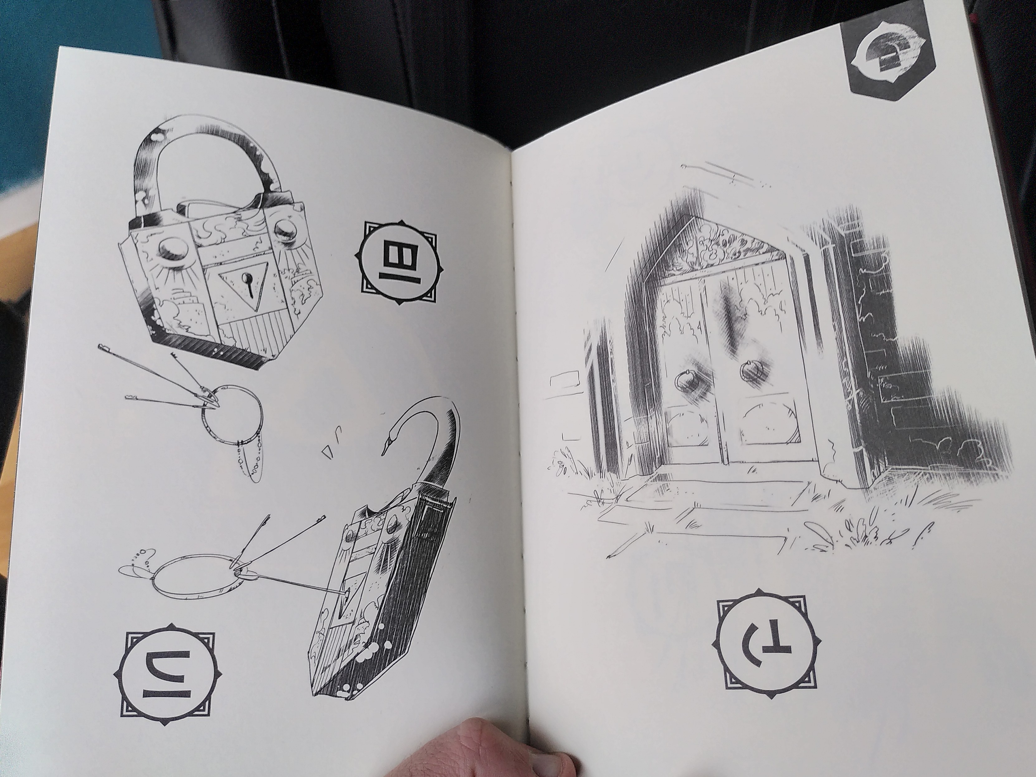 Photo du livre ouvert à une double-page représentant les dessins que je viens de nommer.