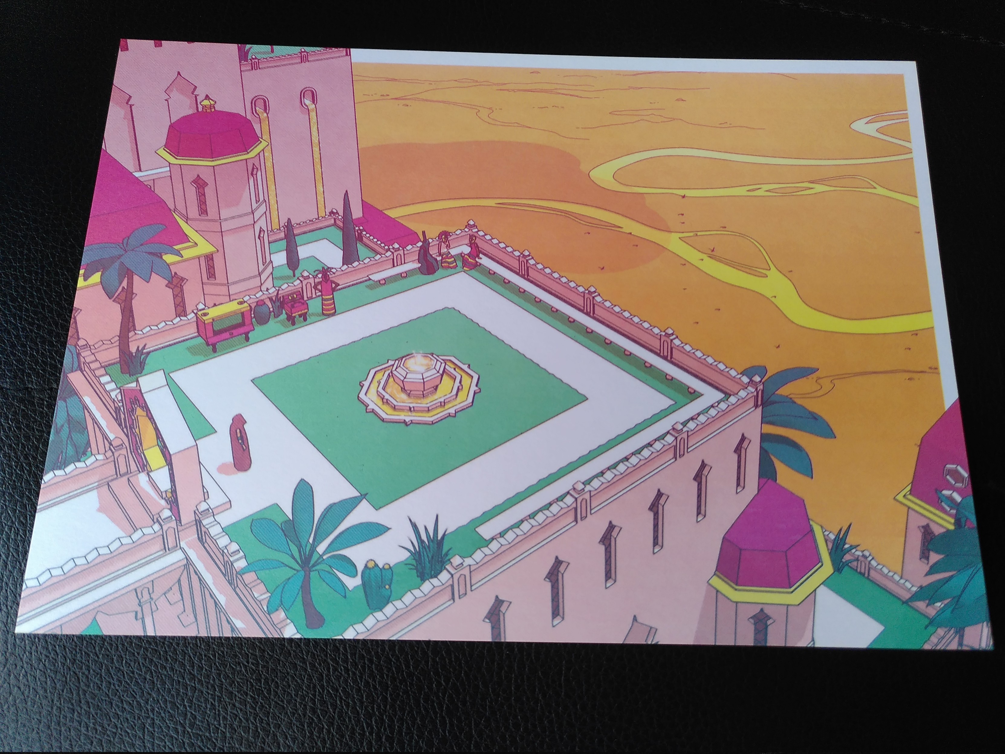 Autre photo d'art print, en extérieur mais à un autre étage. Le personnage observe une fontaine au milieu de structures rose pâle. Des palmiers ornent la zone. On voit toujours le désert au loin.