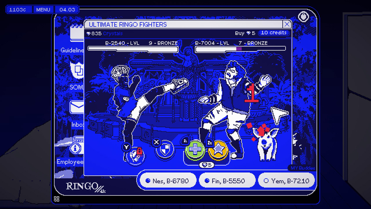 Screenshot du Bureau avec une fenêtre ouverte sur le jeu de combat Ringo, présentant un duel entre deux personnages, et on appuie sur des touches à l'écran pour attaquer, se défendre et se soigner avec des cristaux.