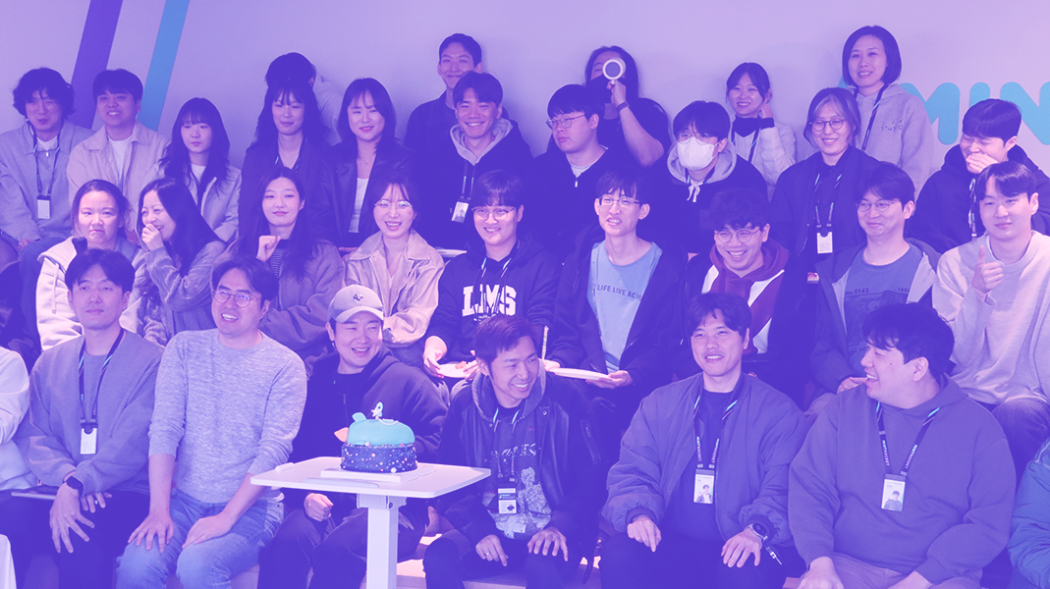 Photo du personnel de Mintrocket, on voit une bonne trentaine de personnes poser pour un shooting photo.