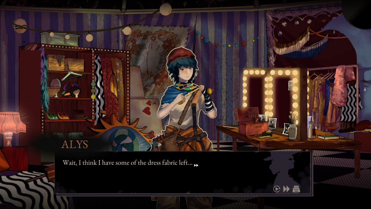 Screenshot du jeu, un décor détaillé de petit chapiteau de cirque abritant une loge avec des miroirs et des costumes. Face à nous, l'une des personnages, Alys, est une technicienne endossant entre autres le rôle de costumière. C'est une jeune femme avec un mètre-ruban, un béret, un de ces mini-coussins pour planter des aiguilles dont j'ai plus le nom, et un sac à outils avec au moins une paire de ciseaux et une pince.