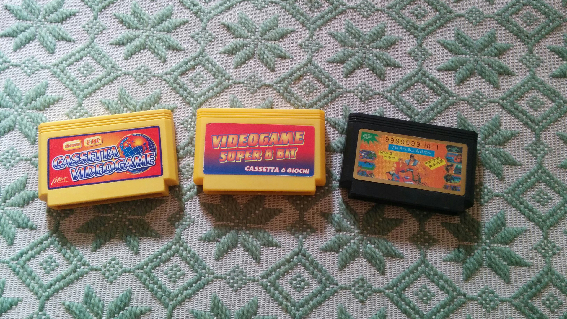 Mes trois cassettes de jeu compatibles, reprenant le format des cartouches Famicom, les étiquettes indiquent qu'elles contiennent respectivement 16, 6 et 9999999 jeux.