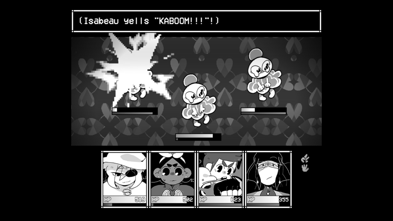 Screenshot d'une scène de bataille, on voit essentiellement les ennemis à combattre (de petits personnages rondouillets mais tristes) avec leurs barres de vie et de recharge d'action, ainsi que les visages de la plupart des membres de notre troupe en bas de l'écran avec leurs propres barres : notre protagoniste avec un grand chapeau et un cache-œil, une servante avec une robe et un nœud papillon, un guerrier musclé en armure légère, une chercheuse avec des lunettes.
