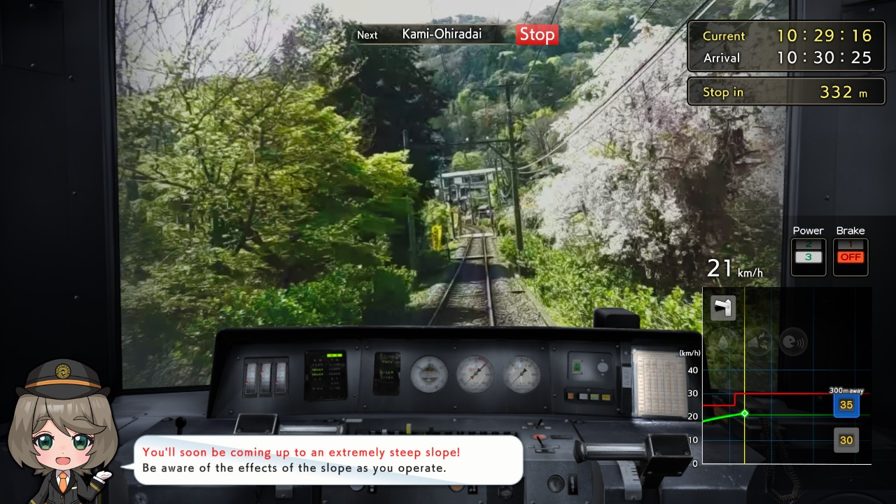 Screenshot moyen du jeu : la voie devant vous filmé en prises de vue réelles, un cockpit, le nom de la station suivante, l'heure de la journée, l'heure d'arrivée prévue, et une employée ferroviaire en uniforme au style anime qui donne des conseils dans des bulles. Il y a d'autres trucs sur l'interface mais j'y viens dans le post suivant, ce sera plus simple.