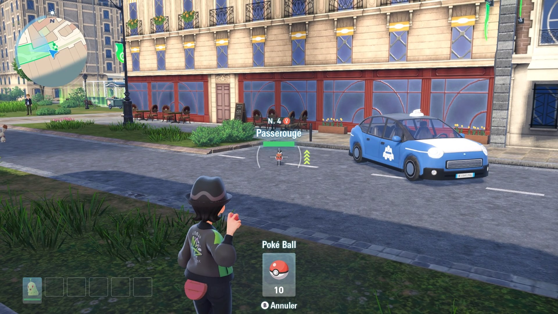 Screenshot du jeu, montrant notre personnage cibler un Passerouge (un petit oiseau avec une tête rouge) avec une Poké-Ball. Un indicateur avec quatre chevrons apparait à côté du Pokémon pour montrer les chances de captures.