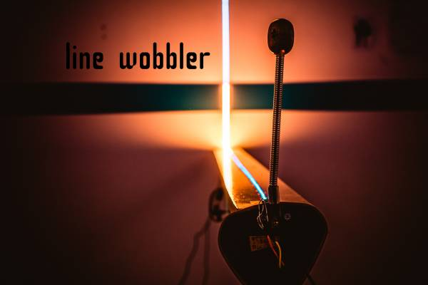 Photo de Line Wobbler, un jeu 1D sur une longue barre de LED pilotée avec un stick.