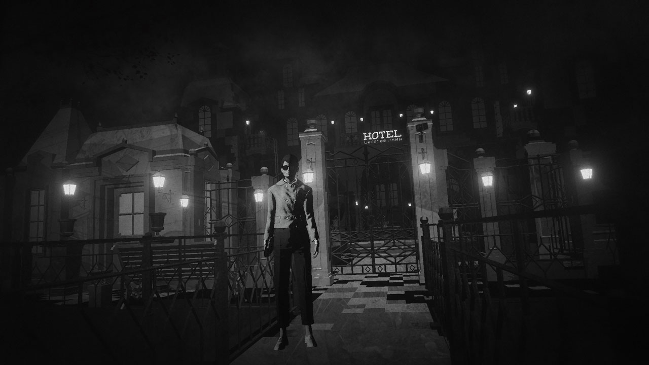 Screenshot du jeu, en 3D en nuances de gris. La protagoniste du jeu, en lunettes de soleil et avec un chignon, est devant le portail d'un hôtel.