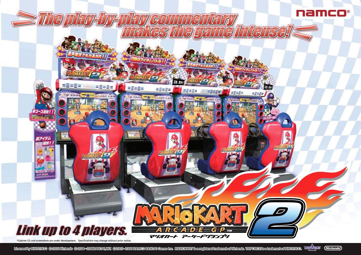 Flyer promotionnel de Mario Kart Arcade GP 2, un jeu Namco sur lequel on voit quatre bornes côte-à-côté. Chaque borne est composée d'un écran de jeu, de gros haut-parleurs, du combo volant-pédales, mais aussi d'un siège baquet rouge Mario.