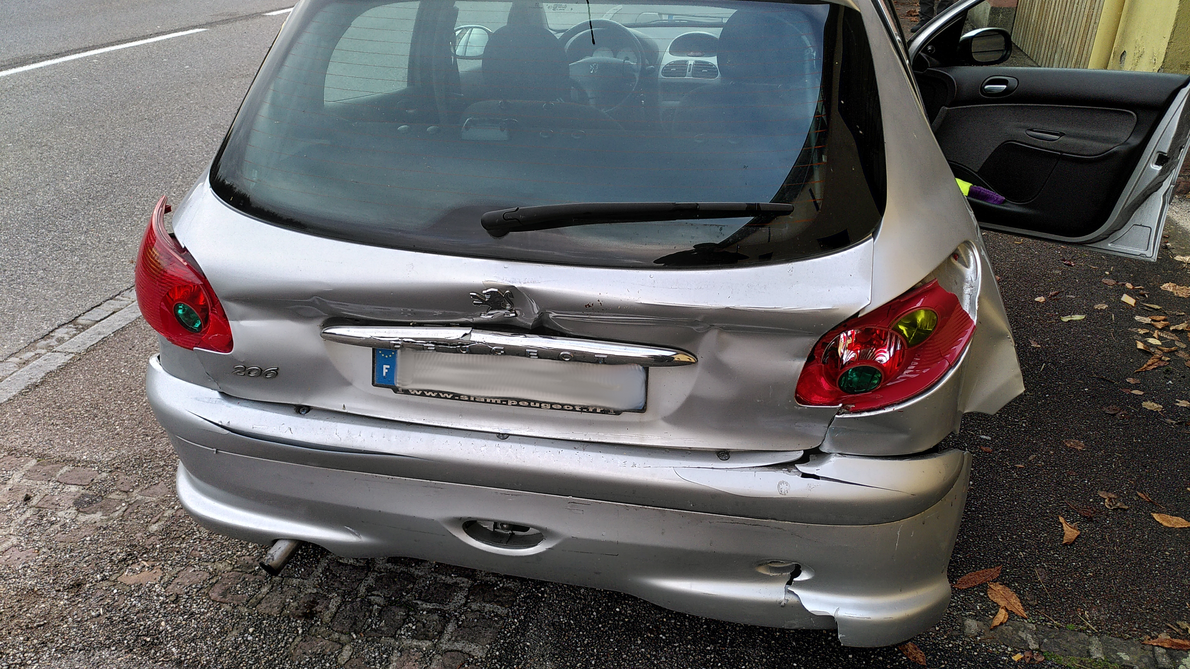 L'arrière de ma Peugeot 206 après sa rencontre avec le camion