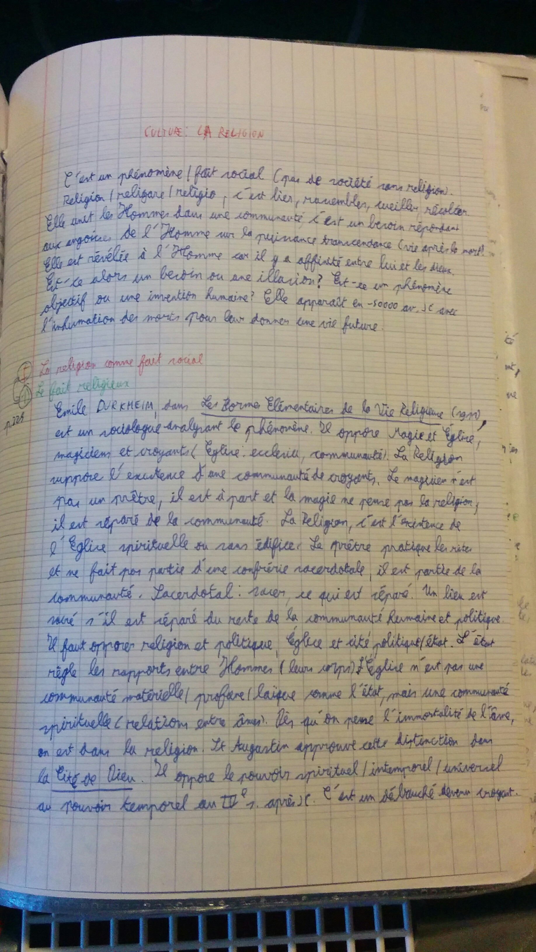 Une feuille de classeur utilisée plus ou moins correctement, avec des espaces et des sauts de ligne autour des titres, et une phrase notée par ligne dessinée sur la feuille initiale.