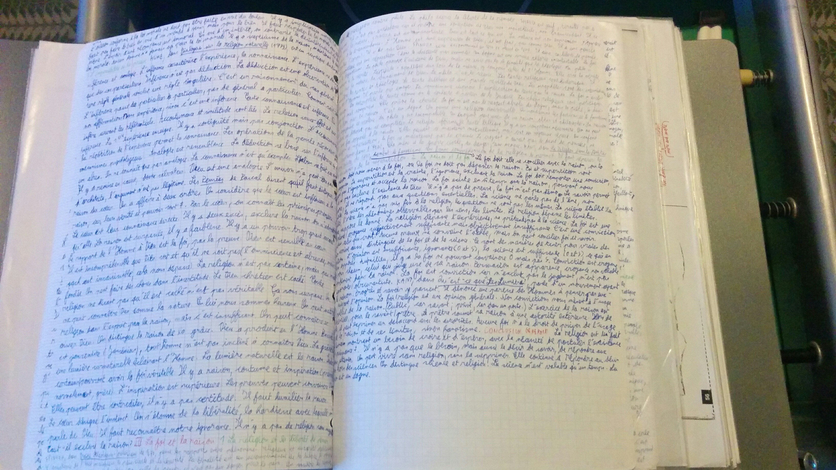 Deux feuilles de classeur où la transition s'effectue, la feuille est soudainement encore plus noircie qu'à l'accoutumée du fait que j'ai doublé la quantité de texte que j'y écris d'ordinaire.