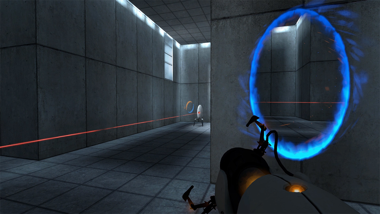 Screen de Portal, notre personnage tient une arme capable de tirer un portail bleu ou un portail orange contre une surface blanche, on peut donc traverser l'un pour sortir vers l'autre. Ici, on voit une tourelle sentinelle diffuser un laser rouge, prête à nous viser et à nous tirer dessus amicalement, mais celle-ci est dos à un mur blanc.