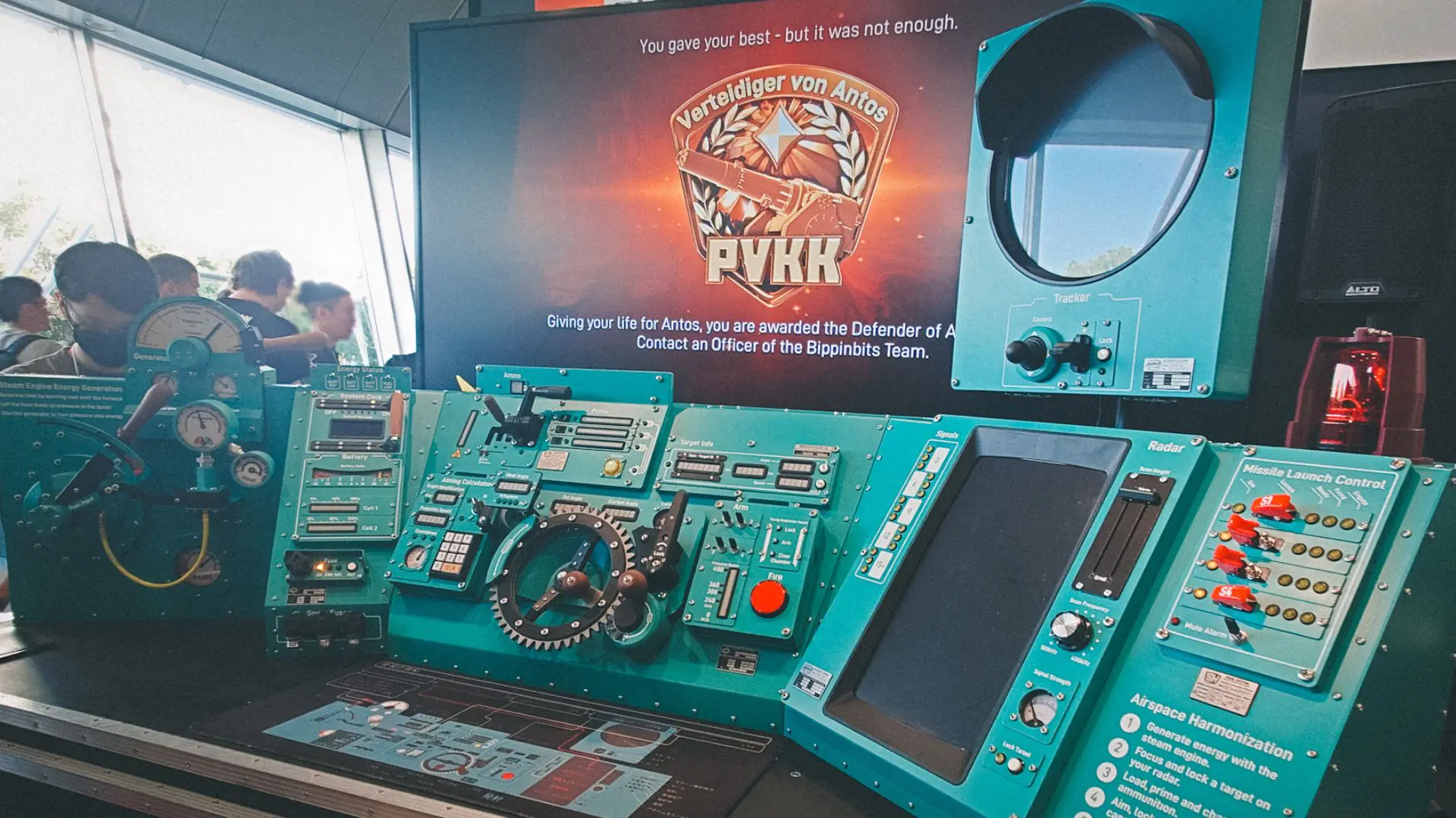 Cockpit du jeu Planetenverteidigungskanonenkommandant, un jeu de simulateur de bunker, sauf que le cockpit a été reproduit en vrai pour présenter le jeu en convention.