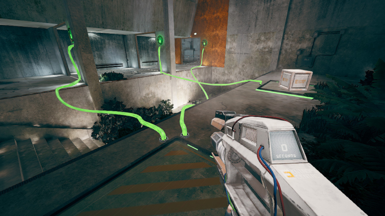 Screenshot du jeu, un espèce de hangar où l'on voit un cube posé sur une dalle reliée à un câble vert fluo relié lui-même à une porte ouverte, dont on devine qu'elle est fermée si aucune pression n'est appliquée sur la dalle. Il y a plusieurs de ces portes à l'image, toutes reliées à d'autres câbles et d'autres mécanismes.