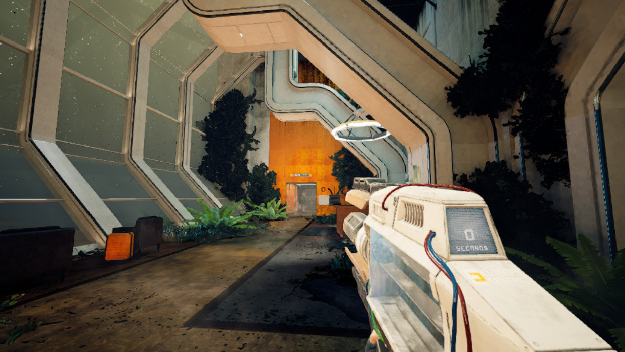 Screenshot du jeu, une grande salle avec des fenêtres donnant sur l'espace. On voit une porte au fond. De la végétation a envahi la pièce.
