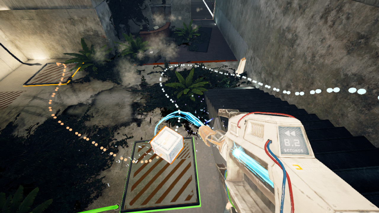 Screenshot du jeu, notre arme tire un rayon de lumière sur un cube qui suit un chemin délimité par des lumières indiquant le trajet qu'il a fait, il passe sur plusieurs dalles.